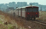 Uerdinger Schienenbuszug zwischen Horb und Tübingen (DB). Im Hintergrund ein Wohngebiet von Rottenburg (Neckar).
Datum: 15.04.1984