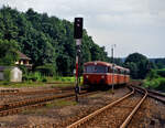 Uerdinger Schienenbuszug auf der DB-Nebenbahn Weinheim-Fürth, der Zug fährt wohl in den Bahnhof Fürth ein (Datum unbekannt)