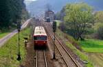 So ging es am 05.05.1985 auf der DB-Nebenbahn Tübingen-Horb zu (Bahnhof Bieringen), der Uerdinger Schienenbuszug ist auf seinem Weg nach Tübingen.