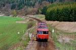 Ein Uerdinger Schienenbuszug auf der DB-Nebenbahn Tübingen-Horb, der Zug fährt vom Bahnhof Bieringen aus (ca. 900 m vom Schienenbus entfernt) nach Tübingen (05.05.1985)