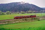 Uerdinger Schienenbuszug vor der Weitenburg auf der DB-Nebenbahn Tübingen-Horb (05.05.1985)