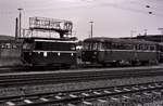 DB-Schwerkleinwagen KLV 61-9127 und daneben der Uerdinger Schienenbusbeiwagen 998 105-1 vor dem Bw Trier.