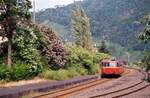 Ein einzelner Uerdinger Schienenbus fährt aus Traben-Trarbach heraus (Datum leider unbekannt, evtl. 1988)