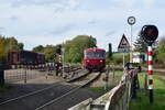 798-09 und 998-51 passieren das Betriebswerk von SImpelveld auf den Weg nach Vetschau.