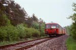 Dieser regnerische Tag war ein Tag des Weinens, und das nicht nur für Eisenbahnfans, sondern auch für viele Bewohner der Region Calw. Sie mussten alle das Verschwinden einer Nebenbahn erleben, welche vor allem wegen der Berge und der damit verbundenen Steigungen nicht durch einen Bus zu ersetzen war.
Ich fotografierte mit einer Voigtländerkamera, welche etwa doppelt so alt war wie ich. 
Der Uerdinger Schienenbuszug war einer der letzten Züge zwischen Calw und Weil der Stadt, welche sich am 27.05.1983 durch den Regen zur Stuttgarter S-Bahn nach Weil der Stadt bewegten.  