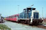 Das Bw Tübingen (DB) war 1983 noch relativ frei zugänglich, so auch wie hier mit der DB-Diesellok 260 508-7 und Uerdinger Schienenbussen vor dem Bw