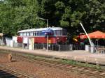 Hier die ansehnliche Seite vom Bahnhof Karlsruhe-Mhlburg am 16. August 2008. Etwas grer: Der ausrangierte Schienenbus, der der im Bahnhofsgebude ansssigen McDonald's-Filiale als Kinderparty-Location dient. Der ganze Bahnhof ist ausgestattet mit Eisenbahnbauten: Hier ein Schranke.