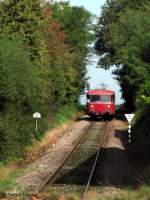 03.10.2010: Vom 13.06.2010 bis 17.10.2010 gab es immer sonntags wieder Personenverkehr auf der Krebsbachtalbahn. Hier hat der VT 798 mit Beiwagen als RB 3016  soeben Hffenhardt verlassen und erreicht den Bahnhof Siegelsbach. Das Bild habe ich vom Bahnsteig in Siegelsbach aufgenommen.