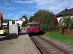 03.10.2010: VT 798 mit Beiwagen hat soeben als RB 3017 seinen Endpunkt Hffenhardt erreicht. Nach kurzem Aufenthalt geht es wieder zurck nach Neckarbischofsheim Nord als RB 3018.