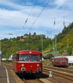
798 752-2 der Kasbachtalbahn (Eigentümer ist die EVG - Eifelbahn Verkehrsgesellschaft mbH) am 02.09.2012 bei der Einfahrt in den Bahnhof Linz am Rhein.  
Rechts steht mit laufendem Motor 798 760-5 (ex DB VT98 9752) der EVG, eigentlich aber 796 760-7. 
Der Schienenbus 798 752-2 (ex DB VT98 9752) wurde 1960 bei WMD in Donauwörth unter der Fabriknummer 1292 gebaut, die Ausmusterung bei der DB erfolgte 1991 und er ging an die DKB - Dürener Kreisbahn als VT 209, 1993 an die FzS / SVG Stuttgart als VT 101, 2004 zur BBG Stauden, Staudenbahn bis er 2007 zur EVG kam.

Der Schienenbus 798 760-5 (ex DB VT98 9760), eigentlich aber 796 760-7 da er in diese BR umgebaut ist,  wurde 1960 bei WMD in Donauwörth unter der Fabriknummer 1230 gebaut, 1988 erfolgte der Umbau in 796 760-7, die Ausmusterung bei der DB erfolgte am 30.11.1995 im BW Siegen (hier war er 1994 und 95), von 1997 bis 2006 war er als VT 1 bei EBG - Eisenbahn-Betriebs-Gesellschaft im Einsatz, 2006 und 7 bei der WAB Westfälische Almetalbahn, Altenbeken, 2007 bis 9 bei WEMEG Westmecklenburgische Eisenbahngesellschaft als 796 760-7, 2009 kam er dann zur EVG.