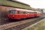 Schienenbus 795 240-1 mit Anhnger 995 019-7 auf einer Sonderfahrt nach berherrn (Saar) im Frhjahr 1996. Aufgenommen im Bahnnof Hostenbach.