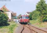 Der Schienenbus hält auf dem Weg nach Frensdorf am 21.5.95 in Burgwindheim.