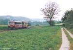 996 773 und 796 724 am 21.5.95 auf dem Weg nach Frensdorf bei Stecken-Kilometer 27. Im Hintergrund sieht man den Kirchturm von Burgwindheim.
