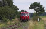 Noch 500 Meter bis zum ehemaligen Bahnhof Mühltroff hat VT 3.07 der Wisentatalbahn zurückzulegen. Die letzte Fahrt am Abend von Schönberg nach Schleiz West ist unterwegs. Bahnstrecke 6656 Schönberg - Schleiz am 22.08.2015