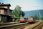 Zugkreuzung im Bahnhof Amorbach am 12.07.1991 um 10.40 Uhr:  Links Schienenbus 798797 nach Miltenberg und rechts Schienenbus 798623 nach Seckach.