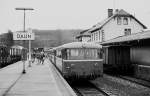 Am letzten Plantag, dem 11.01.1991, ist eine 798/998/998-Garnitur aus Gerolstein kommend im Bahnhof Daun angekommen, auf dem Nebengleis steht 215 034-0 mit einem Güterzug