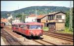 Sekunden später nach Verlassen des alten Bahnhof Mosbach fotografierte ich am 1.7.1993 noch einmal die dreiteilige Einheit 798723 mit 998911 und 998271 als Personenzug nach Heidelberg. Ich wollte unbedingt auch das alte Mosbacher Stellwerk noch zusammen mit den Uerdingern im Bild festhalten. 
