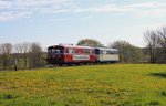 Am 05.05.16 pendelte die Wiesentatalbahn von Schleiz-West nach Schönberg/V. und zurück.
Hier 798 307-4 D_DRE und 998-01 DRE bei Mühltroff.