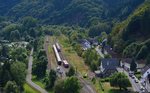 Einiges los in Kreuzberg. Ein 620er und die beiden Uerdinger stehen zusammen abgestellt während der Wagenpark des Sonderzuges aus Rheine ohne Lok am Bahnsteig steht. Die V200 033 ist zum Zeitpunkt des Fotos auf den Weg nach Remagen zum tanken.
Am Abend fuhren dann die V200 033 mit dem Sonderzug nach Rheine und die Uerdinger nach Gerolstein.

Kreuzberg 03.09.2016