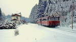 Eine 798/998-Garnitur fährt im Februar 1986 auf dem Weg von Ascgau nach Prien in Umratshausen Bahnhof ein.