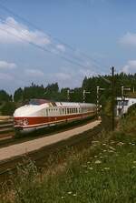 175 015-7 durchfährt mit dem  Vindobona  auf seinem Weg von Wien Franz-Josefs-Bahnhof nach Berlin Ostbahnhof im August 1975 den Bahnhof Schwarzenau in Niederösterreich.