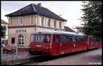 172008 und 172770 stehen abfahrbereit nach Jerichow am 19.10.1991 um 14.01 Uhr im Bahnhof Genthin.