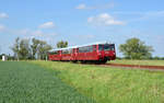 Das Trio Ferkeltaxen, bestehend aus VT 2.09.232, VS 2.08.260 und VT 2.09.271 von Köstner Schienenbusreisen erreicht am 18.05.19 den Bahnhof Wörlitz. 