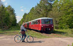 Zwischen Oranienbaum und Jüdenberg passiert das Ferkeltaxen-Trio abermals den Bahnübergang an welchem am 18.05.19 auch ein Fahrradfahrer den Zug begrüßte.