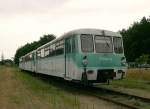 Auch bei der Usedomer Bderbahn wurden mit Ablieferung neuer Triebwagen die  Ferkeltaxis  der Baureihe 771 entbehrlich. Im Bahnhofsarial von Heringsdorf stehen am 28.07.2006 der Triebwagen 771 023-4 und zwei weitere Triebwagen dieser Reihe abgestellt. Den verrosteten Laufflchen der Rder nach zu urteilen stehen sie auch schon eine ganze Weile dort. 