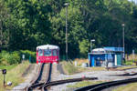 Press VT 772 140 zwischen Überladerampe und Dieseltankstelle in Putbus mit der Zugzielanzeige nach Züssow. - 12.08.2020 - Vom höhengleichen Reisendenübergang aufgenommen.