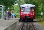 Vom 29.07. - 01.08.2021 veranstaltete die Pressnitztalbahn (PRESS) historischen Nahverkehr auf Rügen. An den vier Tagen fuhren auf der RB26 Bergen auf Rügen - Lauterbach Mole von früh bis abends anstatt des sonst dort verkehrenden Regioshuttle Loks und Waggons aus Reichsbahnzeiten sowie die bekannten Dieseltriebwagen namens  Ferkeltaxi . Auf dem Dreischienengleis zwischen Putbus und Lauterbach Mole wechselten sich die Normal- und Schmalspurfahrzeuge im ein- bis zweistündigen Takt ab.
Das „Ferkeltaxi“ 772 140 wartete mit 772 141 in Lauterbach Mole auf die Rückfahrt nach Bergen. Die Aufnahme entstand außerhalb des Gefahrenbereichs am Gleisende durch den Prellbock gesichert. Aufnahme vom 31.07.2021.