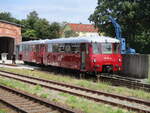 Demnächst wird es wieder mit den PRESS 172 140/141 wieder planmäßigen Verkehr auf der Strecke 198 geben.Beide Triebwagen standen,am 18.Juli 2024,vor dem Lokschuppen in Bergen/Rügen.
