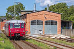 Der sogenannte ZU|G|BRINGER an diesem Wochenende mit Historischen Fahrzeugen zwischen Bergen und Lauterbach Mole (und zurück), hier auf der Fahrt nach Lauterbach mit der Ferkeltaxi zwischen Bahnsteig und Lokschuppen in Bergen auf Rügen. - 28.07.2024
