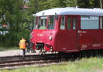 Beim Bahnhofsfest zum 150. Geburtstag der Pfefferminzbahn am 17.08.2024 in Smmerda pendelte das EBS  Ferkeltaxi  772 345-4 mehrmals zwischen Straufurt und Smmerda. Die Zeit dazwischen nutzte der Tf fr kleine Reperaturarbeiten am rechten Scheinwerfer.