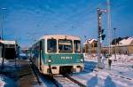 Im Jahr 2002 waren die Ferkeltaxen der BR 772 nrdlich von Berlin noch relativ zahlreich vertreten. 772 353-9 steht hier im Bahnhof Lwenberg (Mark) und hat auf der Fahrt von Neuruppin seinen Endbahnhof erreicht. Hinweis: eingescanntes Dia