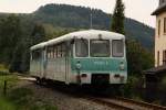 Am ersten Fahrtag des 3. Fahrtenwochenendes der Erzgebirgischen Aussichtsbahn (EAB) passiert 772 312-5 mit 772 367-9 den zweiten Bahnbergang in Raschau in Richtung Grhnstdtel. (11.07.09)