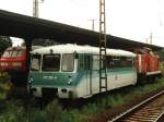 Ferkeltaxe 772 339-8 und Lok 345 030-1 auf Magdeburg Hauptbahnhof am 12-8-2001.