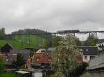 Die Erzgebirgische Aussichtsbahn (171 056-5, 972 711-0 und 772 312-5) war am 16.05.10 wieder unterwegs. Hier auf dem Markersbacher Viadukt, richtung Markersbach.

