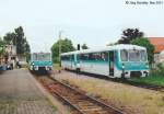 Der allein fahrende 771 041 nach Friedrichroda und 772 120 mit 972 720 nach Frttstdt begegnen sich im Mai 2001 in Waltershausen.