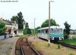 772 120 wartet im Mai 2001 in Waltershausen auf Gleis 2 auf den kreuzenden Gegenzug. Am linken Bildrand steht das Empfangsgebude.

