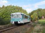 Auf der Fahrt von Nossen nach Freiberg passieren die Ferkeltaxen 772 312 + 772 367 der Vorwohle - Emmerthaler Verkehrsbetriebe (VEV) den Bahnbergang bei km 9,4 zwischen Zellwald und Grovoigtsberg  -