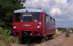 Die normalspurige Nebenbahn Schnberg - Mhltroff - Schleiz wurde am 20. Juni 1887 fr den ffentlichen Personen- und Gterverkehr erffnet.
Der Gterverkehr wurde 1997 eingestellt und der Personenverkehr 2006.

Heute bemht sich der Frderverein Wisentatalbahn die Strecke zu beleben und so finden regelmige Sonderfahrten zwischen Schnberg/Vogtland in Sachsen und Schleiz West (ehemals Schleiz Kleinbahnhof) in Thringen statt.
16 Kilometer betrgt die Fahrstrecke, davon 14,9 Km auf der Bahnstrecke 6656 Schnberg - Schleiz und 1,1 Km auf dem Rest der Strecke 6658 Schleiz - Saalburg, ehemals Schleizer Kleinbahn.
Die romantische Kleinbahn, die bis zur Bleilochtalsperre fhrte wurde leider ab Schleiz West abgetragen und mit einem Radweg versehen.
Der Saale - Orla Kreis hatte nicht die Weitsicht diese Bahn als Touristenattraktion zu erkennen und die die Verlockungen der EU Frdermittel fr einen Radweg waren grer.

171 056-5 bei der Ausfahrt in Schnberg/Vogtland am 10.08.2013