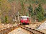 Da sich der DB 641 019 traurigerweise wegen Beseitigung von Vandalismusschäden in Rottenbach noch bis voraussichtlich 25.03. in Erfurt befindet, fährt derzeit erfreulicherweise das Ferkeltaxi 772 140 der OBS einen der zwei RB-Umläufe im Schwarzatal. Hier als RB 29885 (Rottenbach - Katzhütte), am 16.03.2015 in Sitzendorf-Unterweißbach.