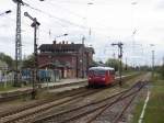 172 001 der Hafenbahn Neustrelitz e.V. am 27.04.2015 bei der Durchfahrt im Bf Grimmen. Der VT war auf dem Weg nach Bergen (Rügen).