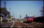 Zug 15465 nach Staßfurt fährt in Form des 172752 am 19.5.1991 um 9.07 Uhr in Hecklingen ab.