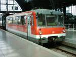 Der, meines Wissens nach, einzige rote Triebwagen der Reihe 772, fotografiert am 29.08.2006 am Gleis 24 in Leipzig HBF. Dort ist eine kleine, aber doch interessante Fahrzeugaustellung. Wer dort umsteigt, sollte ruhig mal eine halbe Stunde einplanen. 