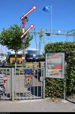 Auf dem Gelände des Eisenbahner-Sportvereins Konstanz e.V. in der Hafenstraße in Konstanz haben ein Formsignal und der nicht mehr betriebsfähige Schnelltriebwagen DR 137 851 (VT 06 106)  Bauart Köln  Platz gefunden.
[12.7.2018 | 15:15 Uhr]