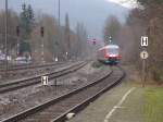 Anlässlich der letzten Fahrt des VT 610 015 und 610 519 als RE 39501 konnte ich den Doppelzug am Bahnhof Hersbruck rechts der Pegnitz am 16.12.2014 um 14.23 noch einmal fotografieren. Hier der Nachschuß bei der Ausfahrt nach Hof.
Ein trauriger Tag, da dieser Pendolino bis auf anfängliche Kinderkrankheiten zuverlässig bis zum Schluß fuhr.