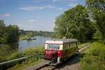 Schienenbus T2 des Eisenbahnmuseums Bochum-Dahlhausen, vormals Bremen-Thedinghauser Eisenbahn, passiert die Burgruine Hardenstein (14.05.2022)