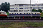 Das Kurierfahrzeug der US-Army - noch in blau/beige - 1982 zusammen mit dem noch nicht umgebauten Triebkopf 608 801 auf dem den amerikanischen Tfz. vorbehaltenen Teil des Hbf. Heidelberg.